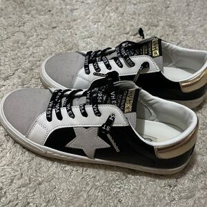 Vintage Havana’s Black, grey, gold, and white. Size 7. Cute and comfy!